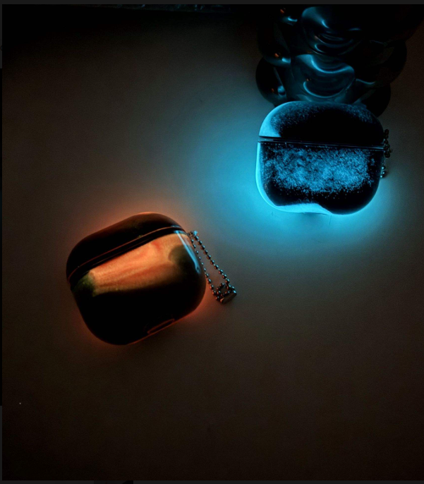 Coques AirPods lumineuses qui brillent dans le noir, effet halo bleu et orange